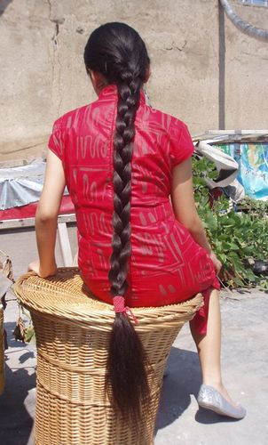 瑛子梳着两条长长的大辫子.