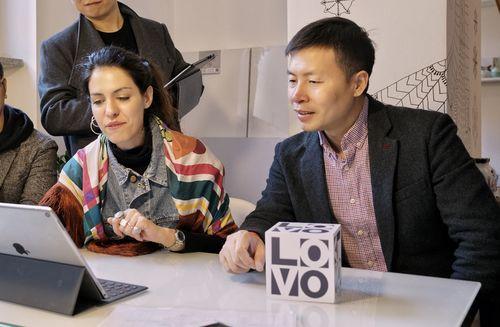 (lovo家纺品牌负责人王梁(右一)与欧洲新锐设计师沟通交流)通过对消费