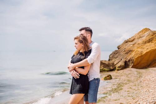 情侣拥抱在海岸上