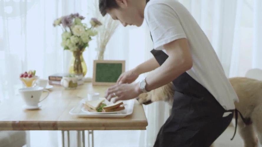 健康营养早餐情侣温馨小清新绿色男人做饭帅