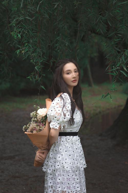 彭小苒森林镂空裙写真曝光化身森系少女温柔精致