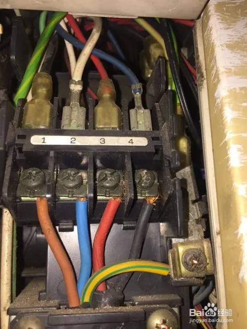 打开外机的连接线的外盖,外机接线板上标有1234,把连接线上的1234