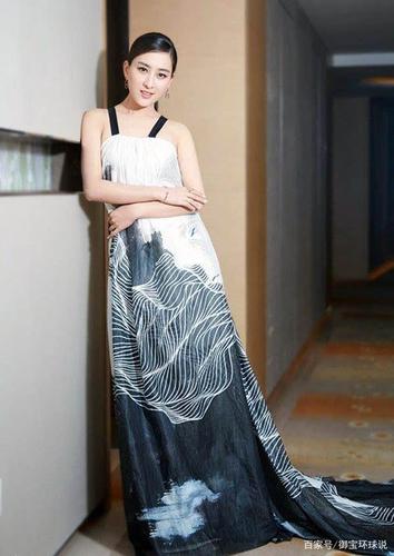 马苏拍写真展露修长美腿,依然开心潇洒