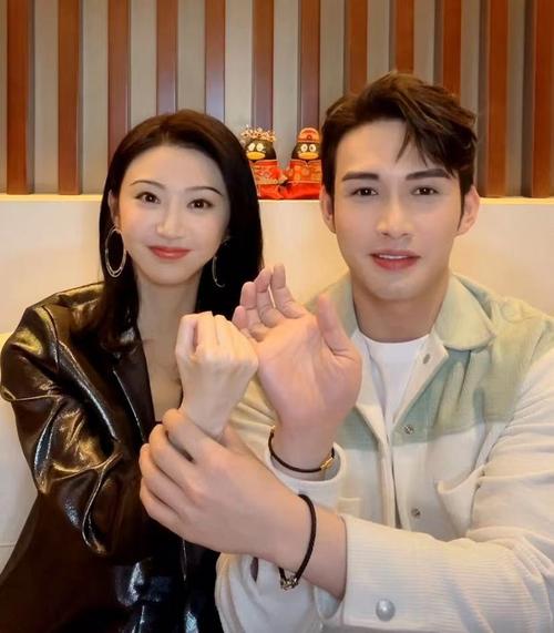 景甜和张彬彬直播有点尴尬默契度不高景甜更显主动