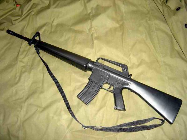 为什么说ak47是万枪之王?对比一下m16步枪你就知道了!