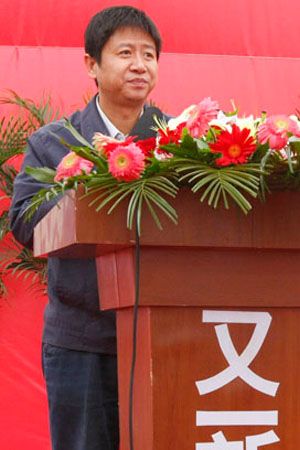 要闻动态 地方   开工仪式上,叶县县委书记闫廷瑞向在场的几百名严阵