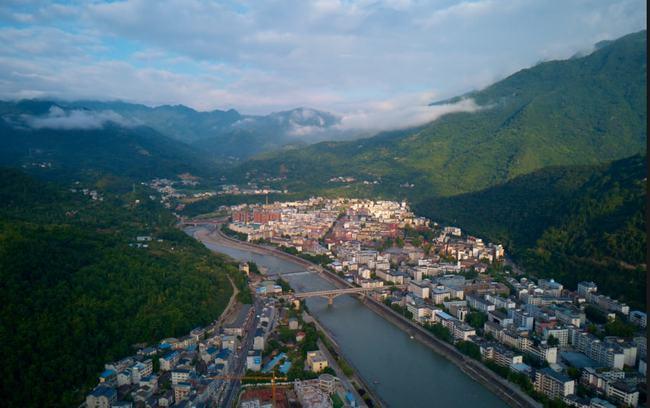 平武处于绵阳北部,位于四川盆地西北部,位居涪江上游,东邻青川县,南