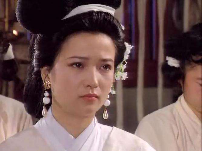 在《三国演义》中饰演小乔.