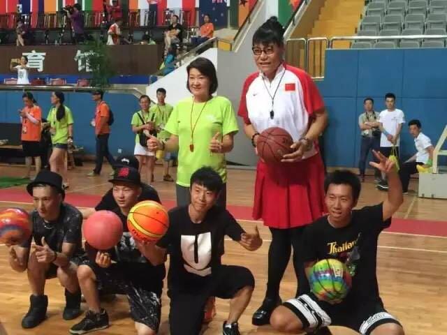 著名篮球运动员宋晓波,郑海霞与篮球爱好者互动.王继晟摄