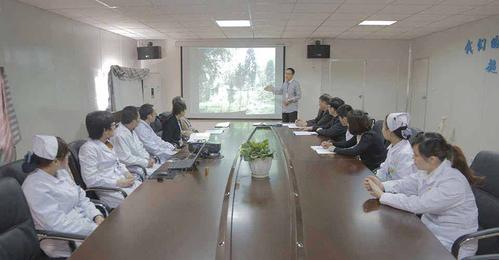 针对特殊病情的风湿病患者,成都风湿医院召开医生会议,详细分析
