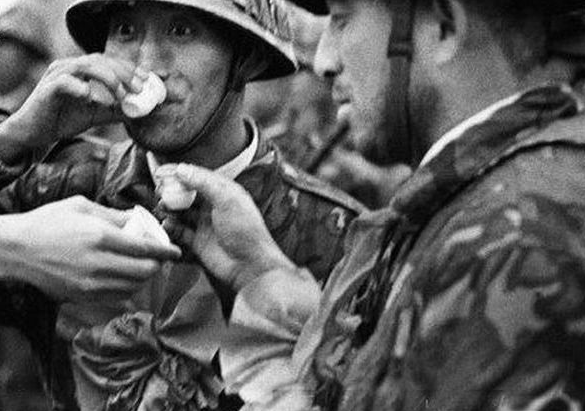 对越自卫反击战老照片:图1正在武装训练,图6轻伤不下