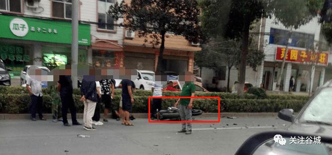 谷城一路口发生车祸,现场一片狼藉._手机搜狐网