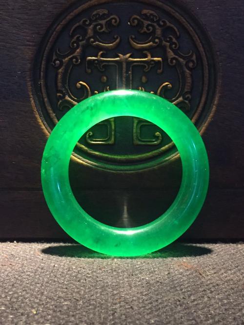老坑冰种祖母绿翡翠手镯(重华阁美术馆馆藏珍品)珍品缘让:18712782866