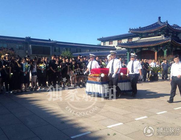 主持人边策追悼会今晨举行 粉丝现场送别