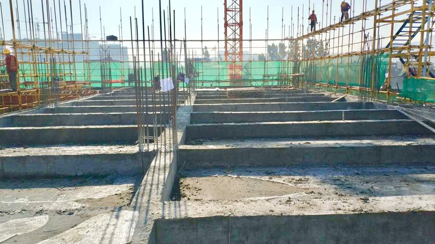 八区8-1三层板上反梁侧模拆除