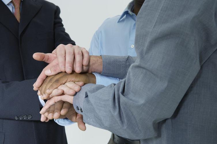 三双不同肤色的手握在一起图片图片