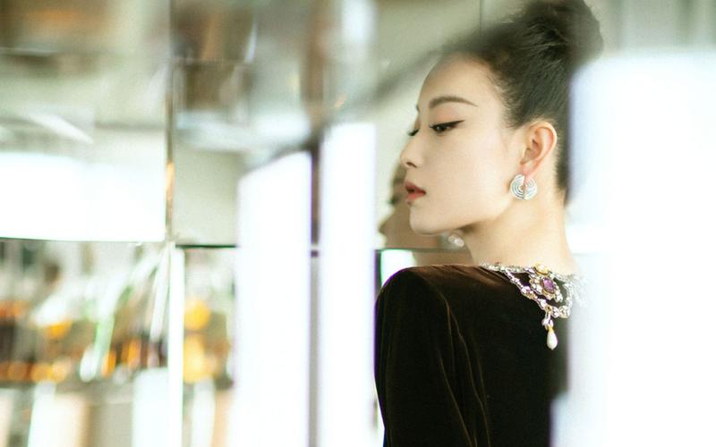 倪妮复古典雅写真图片电脑壁纸