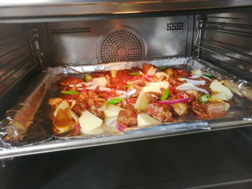 4,放入蒸烤箱的中下层5,选择顶部烧烤模式烤30分钟,6,出炉即可食用