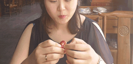 先嘬一下,然后剥肉, 入口瞬间,美妙到舌头都要跳舞.