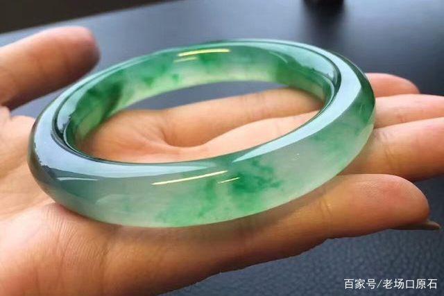 市面上常见的几款翡翠手镯款式,了解款式才能选到心仪的手镯!