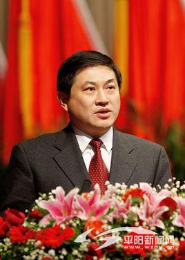 1990年1月加入中国共产党,省委党校学历,现任中共平阳县委书记