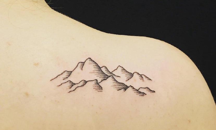 上黑色点刺简单抽象线条山脉纹身图案作品图案大全和纹身手稿图片欣赏