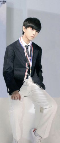 王俊凯 #tfboys 时尚芭莎封面拍摄 高清 帅气