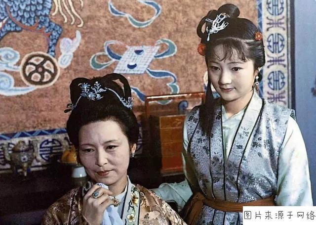 《红楼梦》中王夫人的丫鬟彩霞和彩云是同一个人吗?