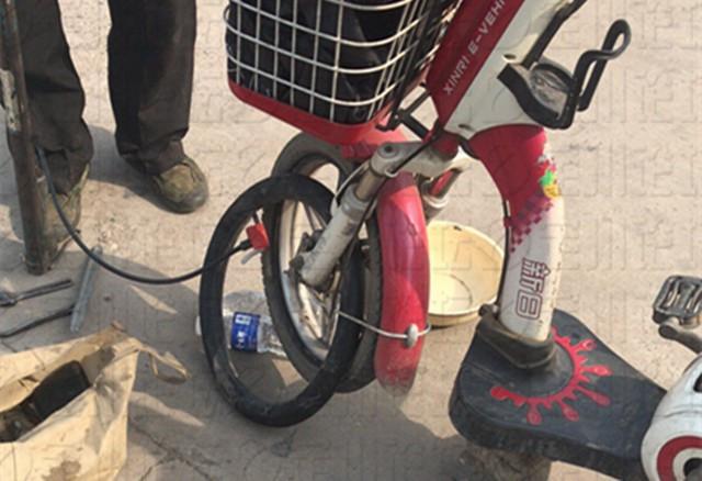 河北定州多辆电车停在驾校外,轮胎全被扎!