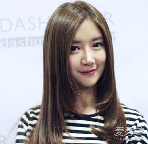 女生圆脸什么发型好看?三七分最显瘦!