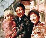 著名演员唐国强的第一任妻子孙涛在父母家的卫生间里,用一根绳子结束