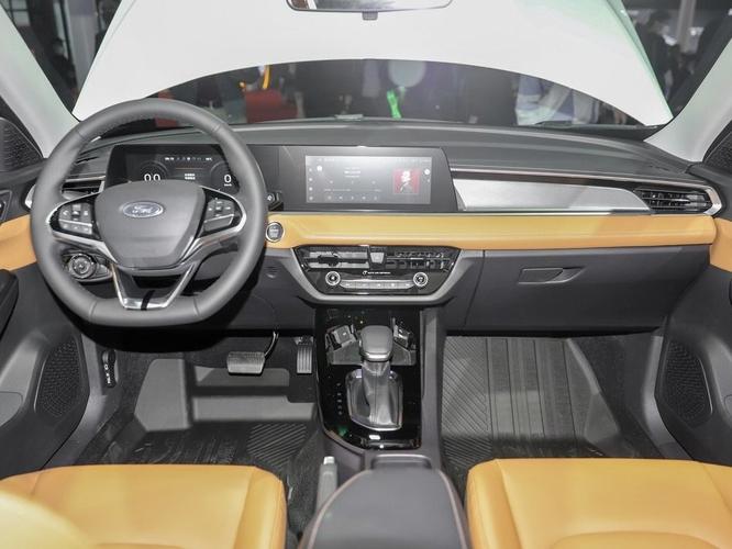 曾经的家轿王者福睿斯悄悄换代外观内饰变化巨大