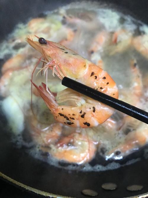 买的活虾,虾壳上有黑斑,煮熟后更明显还能吃吗?