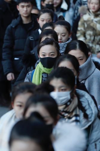 2月10日,林妙可在北京电影学院参加表演学院考试,戴口罩和绿围巾在