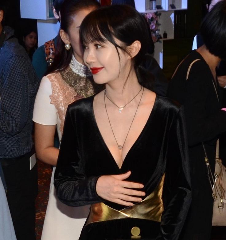 李菲儿着低胸装露性感事业线