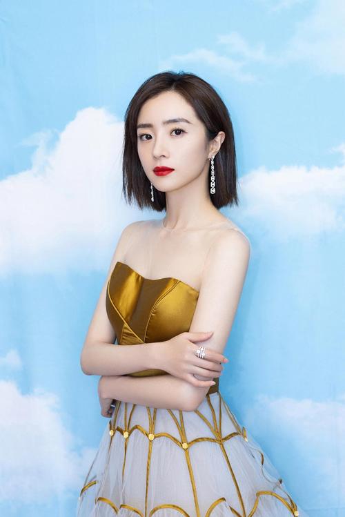 胡冰卿 的微博: #活出生活的艺术#小胡今天穿裙子 绿洲. weibo.