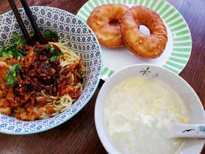 武汉早饭,标配套餐热干面 面窝 蛋酒_热干面_蛋酒_疫情_美食_美食