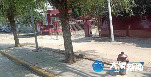 平顶山一小学校门口发生车祸,2名孩子卷入车底,其中一人仍在重症监护