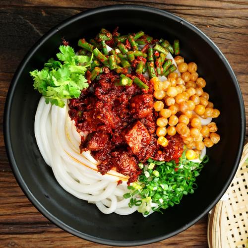 米粉吴佳拌碗装湿粉牛拌新疆速食速泡方便盒装方便粉丝