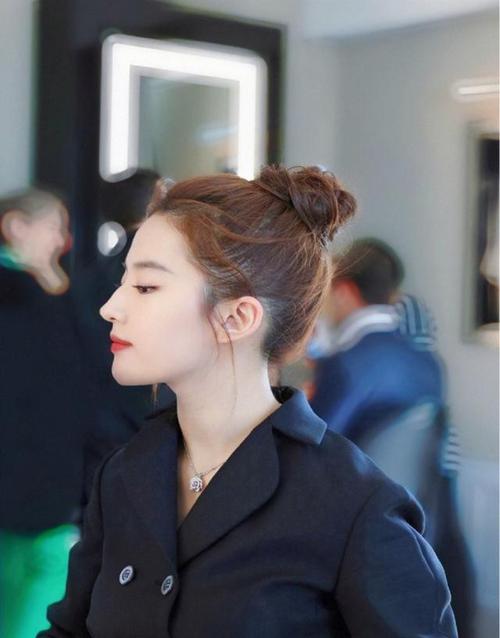 初夏变美看发型刘亦菲丸子头麻花辫时尚甜美还减龄