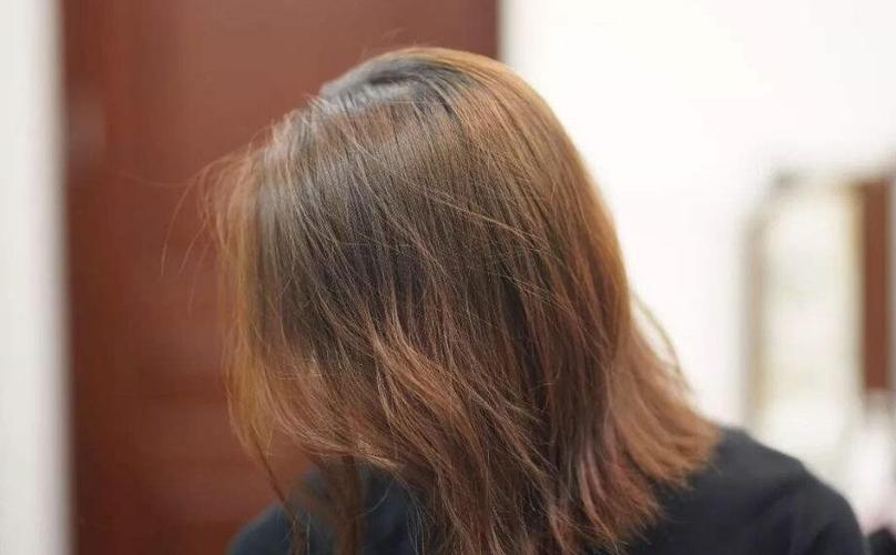 贴在头皮上,看上去没有精神,针对这种情况,将细软的头发弄蓬松就是最