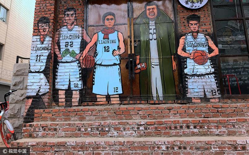 辽宁男篮球员漫画现街头 大韩披军大衣,李晓旭拿啤酒瓶子显霸气