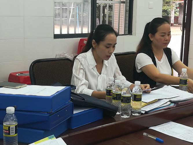 紧接着,洪晶晶教导对我校本次段考情况做了分析总结,针对三科都做了