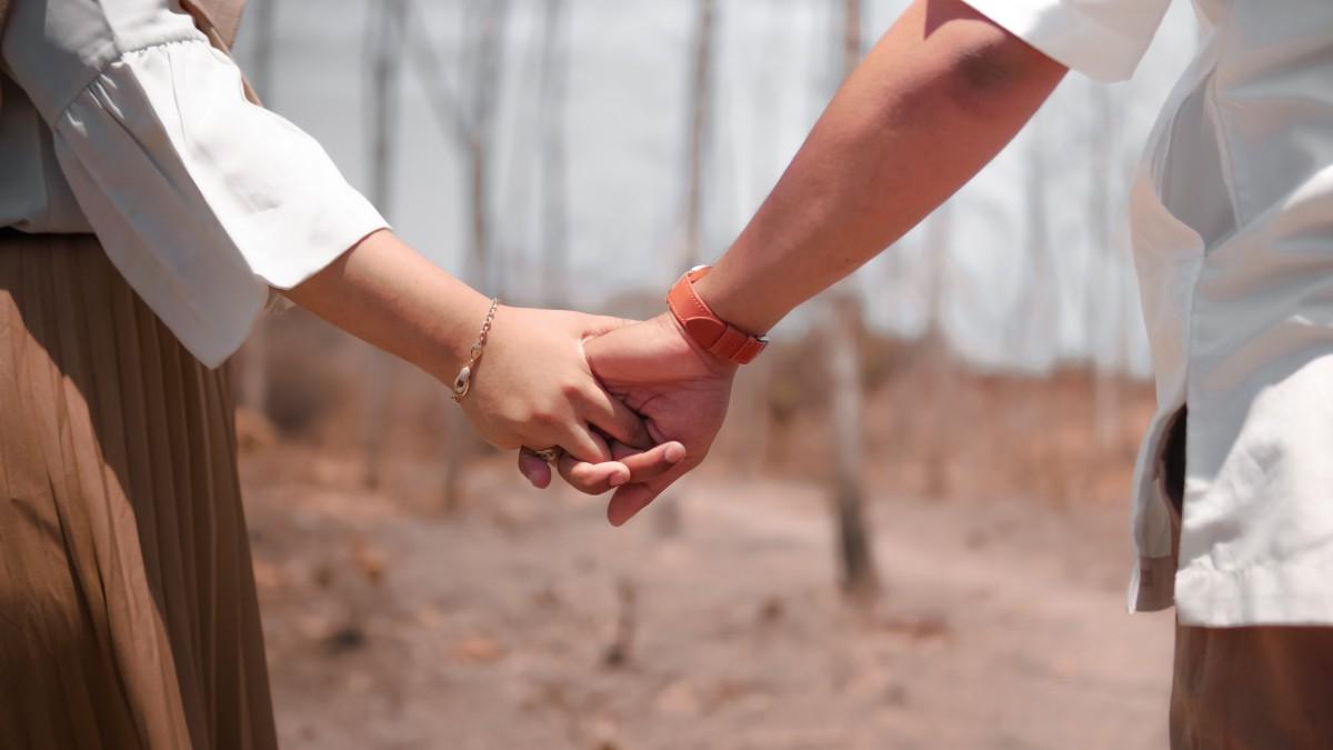 情侣牵手图片,分享一组快乐生活图片给大家,图中的桌面壁纸壁纸