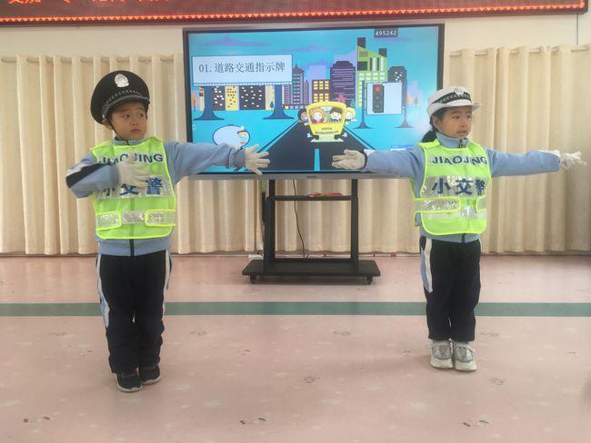 警小斑闪现幼儿园萌娃争当小交警武汉青山交警深入幼儿园开展交通安全