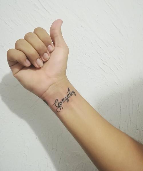 庾小姐手腕英文字纹身图案