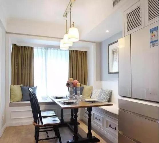 近距离看看餐厅,卡座式设计节省不少空间,简美风格的餐桌椅子配上白色