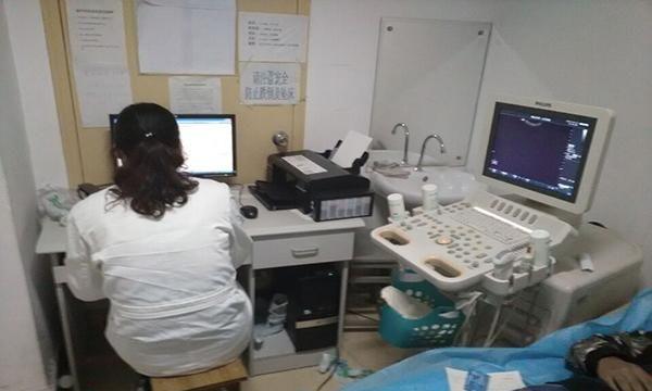 将探头在腹部位置移动,很多人都能够接受,而阴超是将仪器探头放入阴道