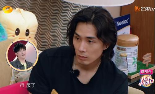 就光是看李承铉的这些小表情,真的很像一个很委屈的小孩子在听家长和