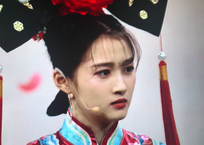 关晓彤古装造型超亮眼,本色出演京城格格,网友:看起来像个丫鬟